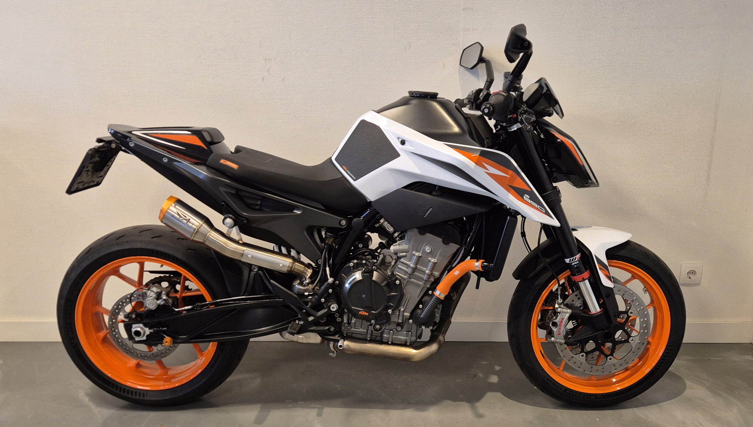KTM 890